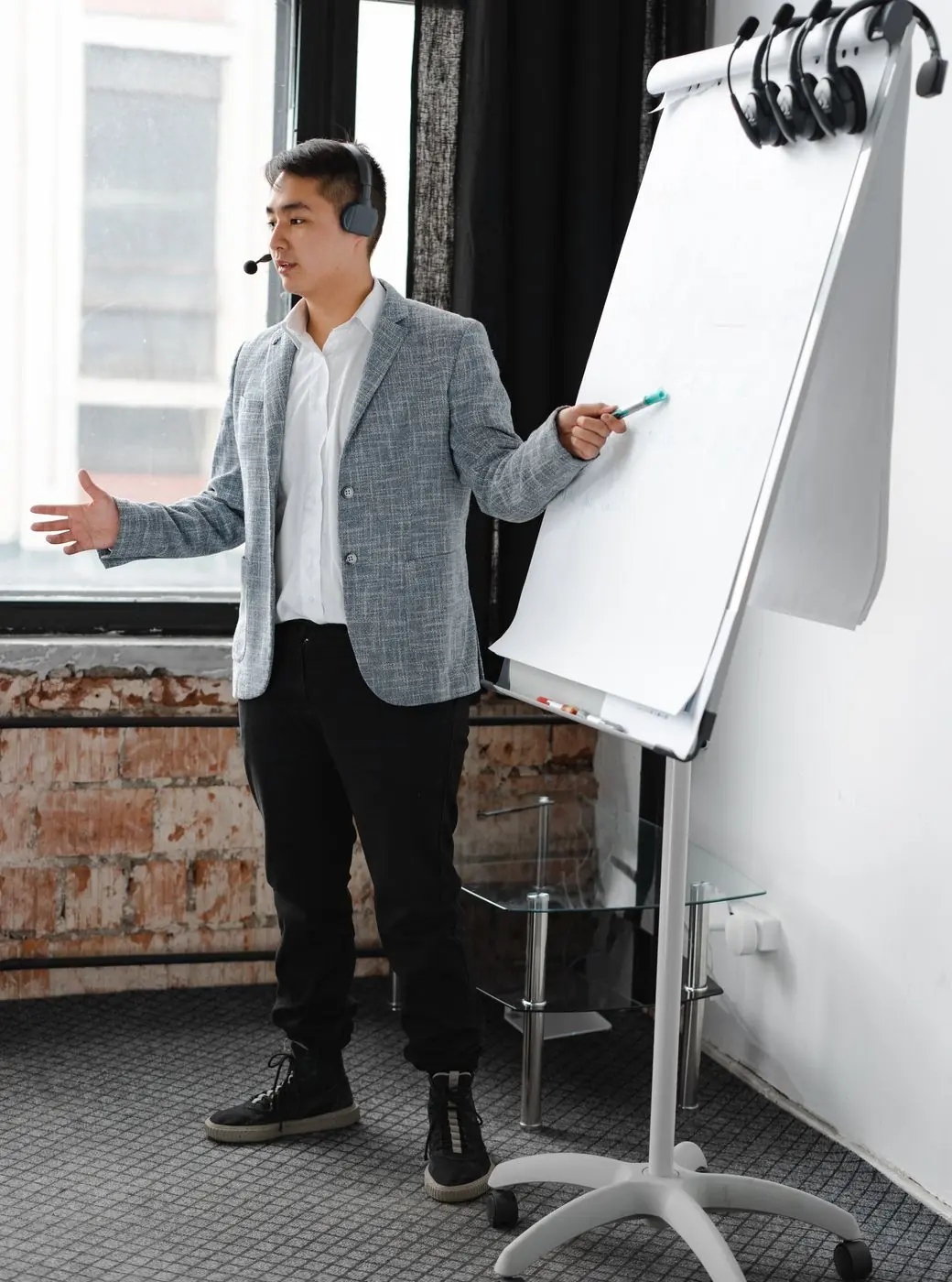 Consultant devant un tableau