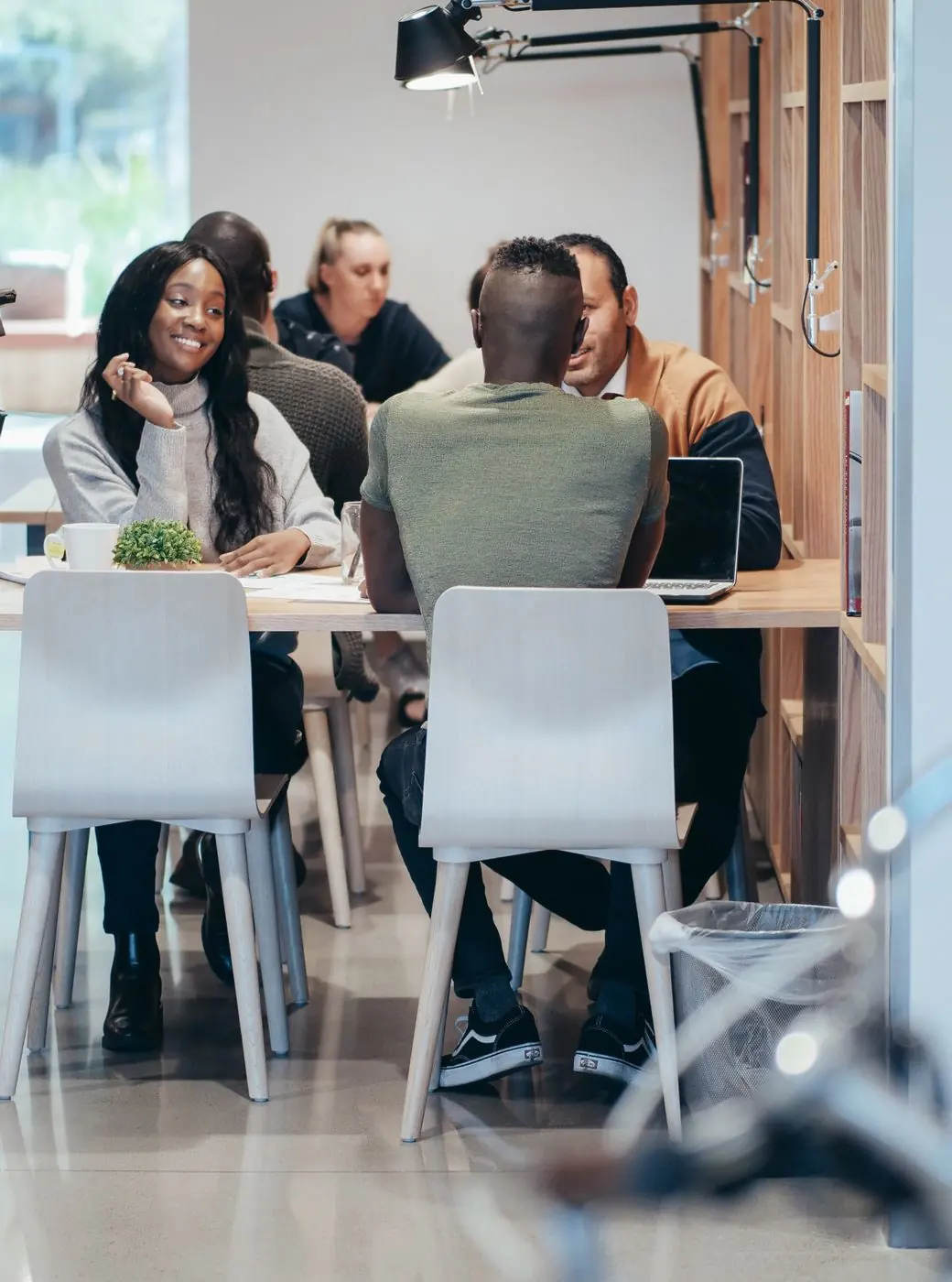 Équipe au travail dans un bureau